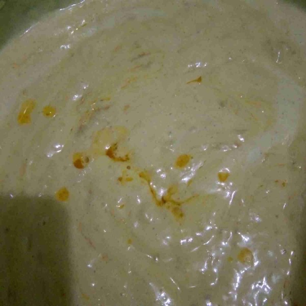Masukkan margarin cair, aduk folding kembali hingga rata. Cek bagian bawah bowl, jangan sampai ada endapan margarin, karna bisa menyebabkan hasil bagian bawah basah