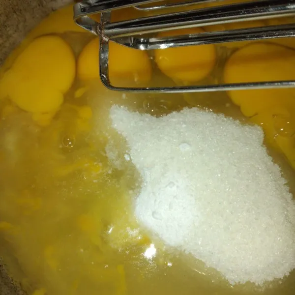 Mixer Telur , gula dan vanili hingga mengembang putih dan berjejak.