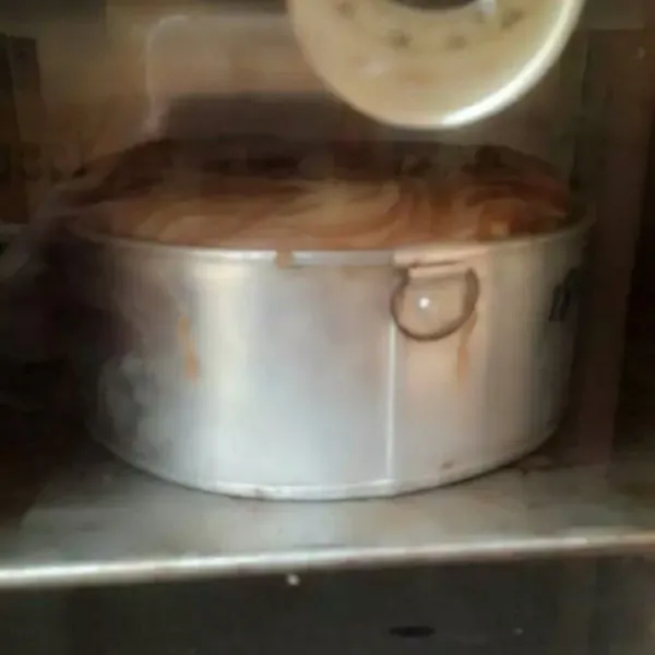 Lalu masukan ke dalam oven yang sudah dipanaskan, panggang sampai matang kira kira 30 menitan.
