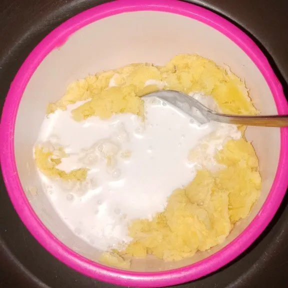 Buang sumbu tape kemudian campurkan santan lumatkan hingga tercampur rata.