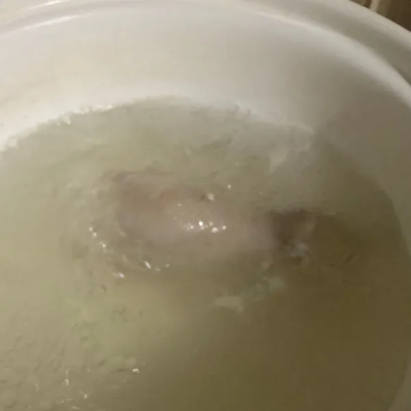 Rebus ayam dalam 1/2 liter air. Masak hingga daging empuk.