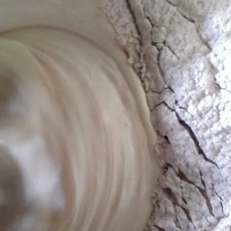 Masukan tepung terigu secara bertahap sedikit demi sedikit sampai habis.