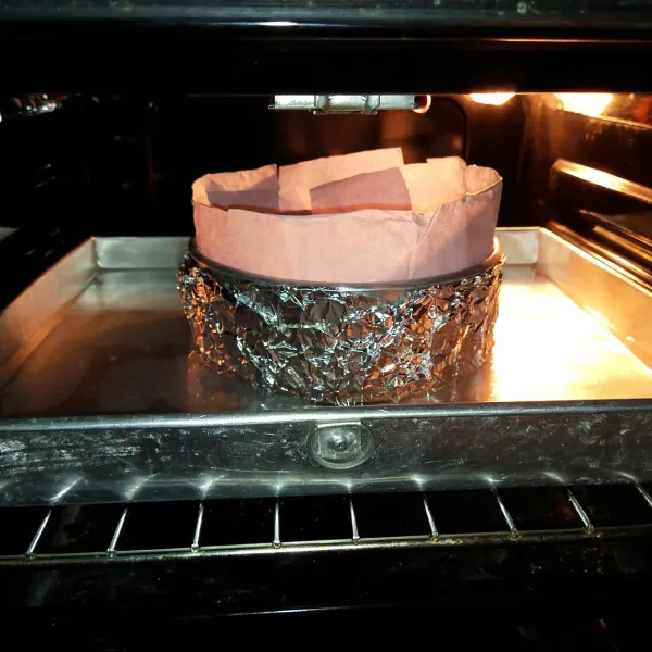 Masukkan kedalam oven. Jangan lupa beri air setinggi 1 cm kedalam loyang ke-2. oven ±90menit. Sesuaikan dengan oven anda.