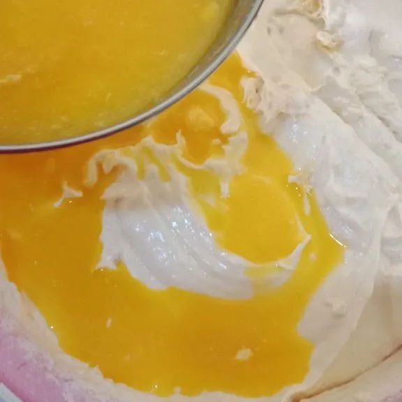 Tambahkan mentega leleh aduk balik dengan spatula hingga tercampur rata.