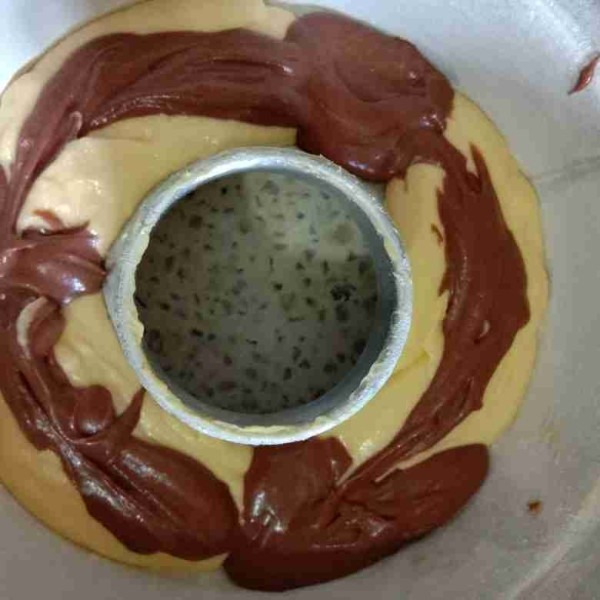 Olesi loyang dengan margarin dan tepung rata. Tuang adonan kuning dan coklat selang seling. Oven 160' 30 menit. Sesuaikan oven masing-masing.