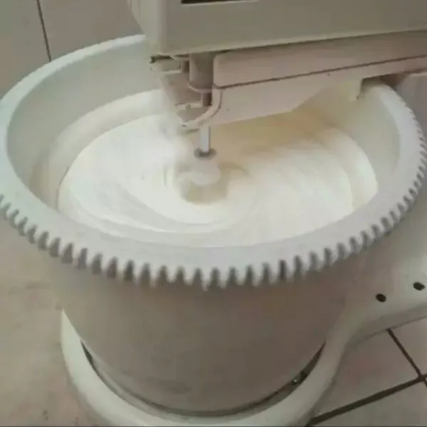 Mixer dengan kecepatan tinggi telur sp dan gula pasir sampai putih kental berjejak.