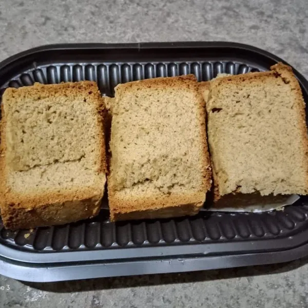 Setelah matang, angkat dan potong cakenya. Sajikan.