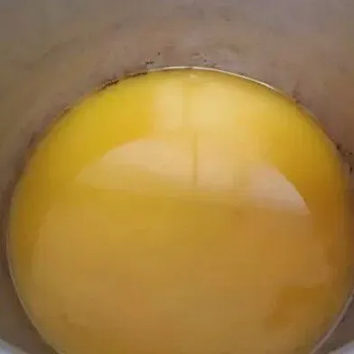 Lelehkan margarin lalu dinginkan.