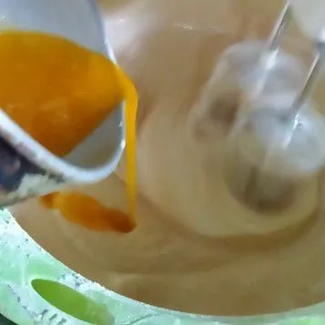 Masukan mentega cair kedalam adonan dan aduk menggunakan spatula.