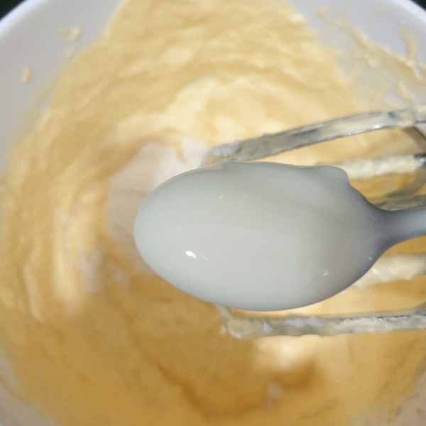 Masukan juga yogurt secara bergantian dengan tepung sambil terus di mixer.