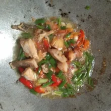 Masukan ikan asin cucut goreng, tambahkan sedikit garam dan kaldu jamur masak hingga bawang daun layu.