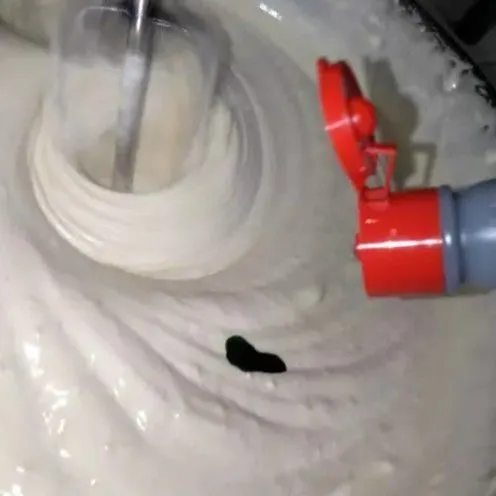 Tambahkan pewarna hijau pandan atau pasta pandan sambil dimixer kecepatan rendah (hingga tercampur rata matikan mixer).