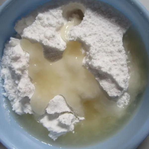 Buat toppingnya: Campur gula halus dan perasan air lemon. Aduk rata. Kekentalan topping sesuai selera. Jika ingin kental, takaran perasan air lemon boleh dikurangi.