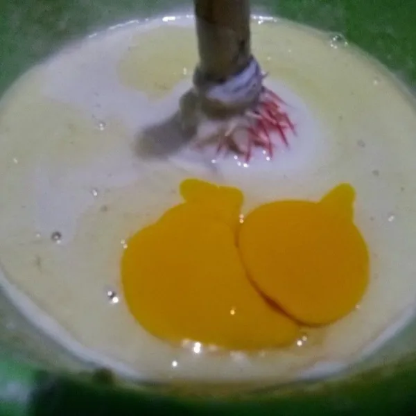 Tuang santan sedikit demi sedikit sambil diaduk agar tidak bergerindil, beri telur. aduk hingga rata.