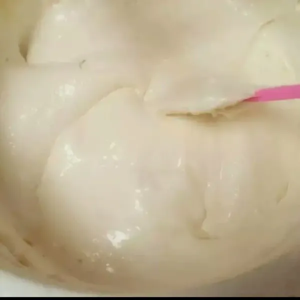 Matikan mixer lalu masukan terigu susu bubuk, vanili dan margarin lelehnya rata aduk balik dengan spatula, pastikan tidak ada margarin yg mengendap di bawah.