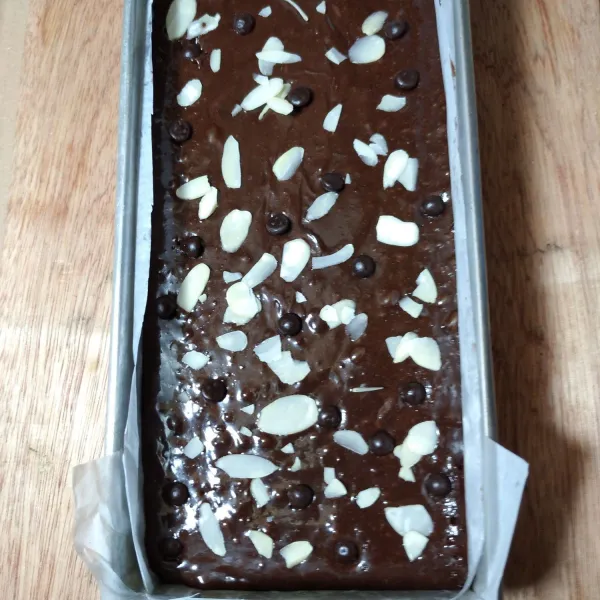 Tuang ke dalam loyang brownies yang telah dioles margarin dan dialasi baking paper. Beri topping.