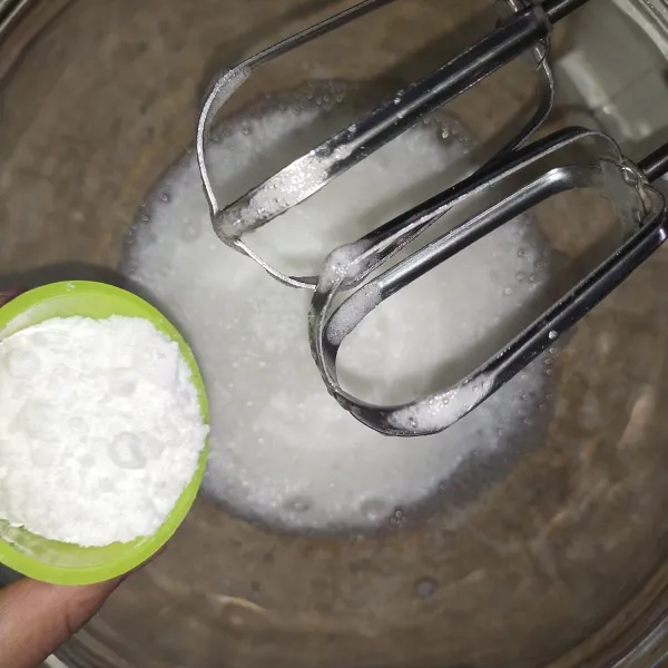 Mixer putih telur dan air jeruk hingga berbusa. Masukkan gula dengan 3 tahap.