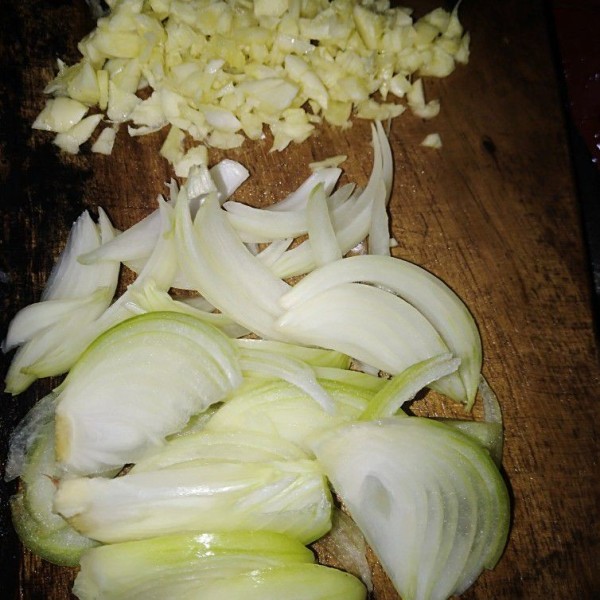 Iris bawang bombay dan cincang bawang putih.