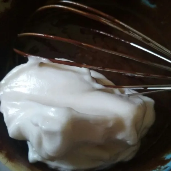 Tambahkan bahan 1/3 meringue ke dalam adonan pasta aduk balik perlahan, lakukan hingga 3 tahap, tuang kedalam loyang yang sudah di alasi baking paper. Panggang dengan suhu 170° Celcius selama 15-20 menit (Oven sebelumnya sudah dipanaskan selama 10 menit).