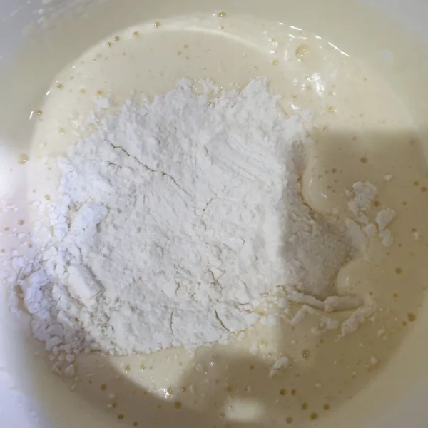 Masukkan sedikit demi sedikit tepung terigu, maizena, vanilli aduk balik sampai rata.