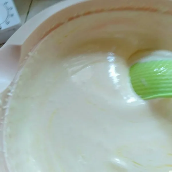 Tambahkan mentega cair, lakukan aduk balik.