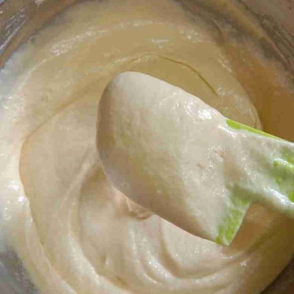 Campurkan putih telur ke adonan butter bertahap, aduk balik.