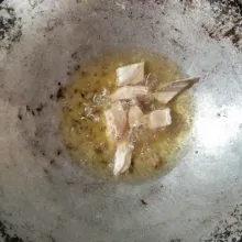 Goreng ikan asin cucut hingga matang, angkat dan sisihkan.