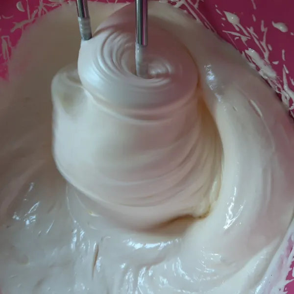 Setelah mengembang kemudian tuangkan margarin cair aduk rata dengan, lalu pisahkan sebagian adonan untuk diberi pewarna kuning dan coklat.