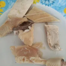Cuci ikan asin cucut, tiriskan.