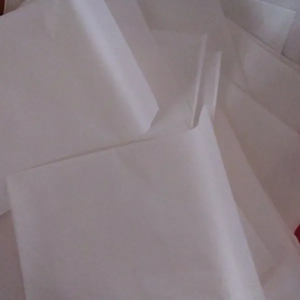 Potong baking paper ukuran 8x6 cm sebanyak 50 lembar.