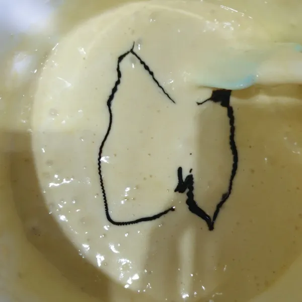 Masukkan lelehan butter aduk rata masukkan pasta moca aduk balik sampai rata.