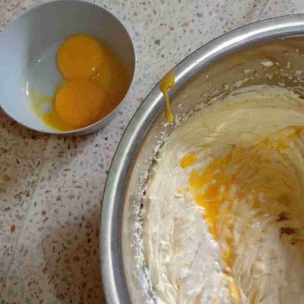 Masukkan kuning telur 1/1 beri jeda 30 detik agar mengemulsi.