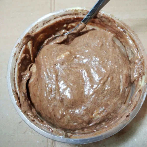 Ambil 3/4 mangkok kecil adonan, campur dengan cokelat bubuk, aduk perlahan hingga tercampur rata.