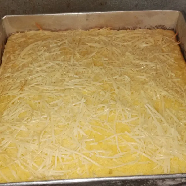 Beri taburan di bagian atas nya dengan keju parut kemudian panggang di oven suhu 180 dc yang telah dipanaskan terlebih dahulu selama 40 menit sesuaikan oven masing-masing tunggu dingin keluarkan dari oven dan sajikan.