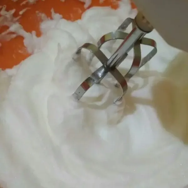 Kocok putih telur hingga kaku.