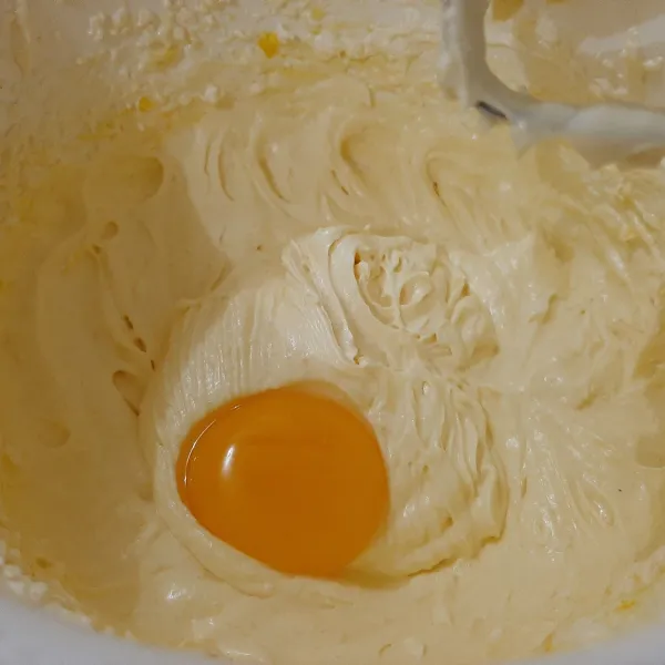 Tambahkan telur satu persatu hingga mengembang.