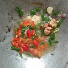 Masukan irisan bawang daun, tomat dan cabe rawit, aduk rata.