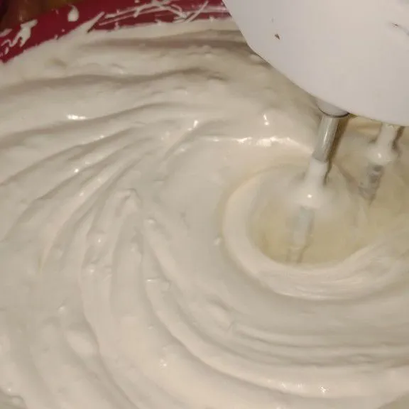 Mixer adonan dengan kecepatan tinggi sampai kental berjejak turunkan speed mixer masukan campuran tape dan tepung mixer hingga tercampur rata.