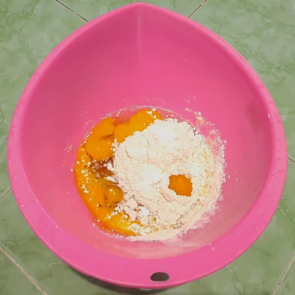 Campurkan semua bahan, kecuali pewarna dan margarin.
