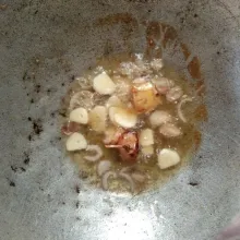 Tumis irisan bawang merah, bawang putih, jahe dan lengkuas hingga harum.