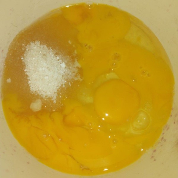 Masukkan dalam wadah , telur , 200gr Gula , dan vanili , kocok hingga gula larut