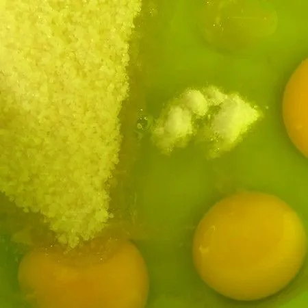 Masukan telur, gula, vanili, sp lalu kocok dengan kecepatan tinggi hingga bewarna putih.