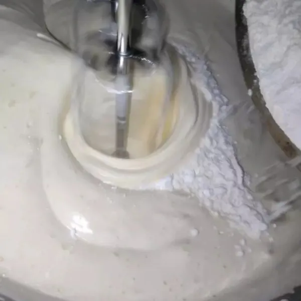 mixer sampai putih berjejak kemudian masukkan campuran susu, tepung dan maizena.