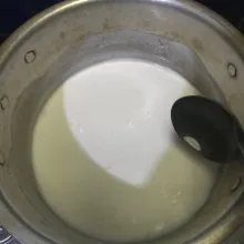 Setelah bahan sudah disiapkan, masak santan dalam panci. Beri garam dan gula secukupnya. Aduk rata dan masukan tepung maizena dan 1 lembar daun pandan.