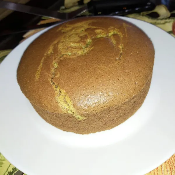 Jangan lupa turunkan suhu. Nanti bisa retak seperti difoto. Tetap matang hingga dalam dan bisa jiggle. Hanya tampilan yang kurang cantik.