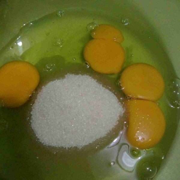 Dalam bowl masukkan telur, gula pasir dan vanilli.