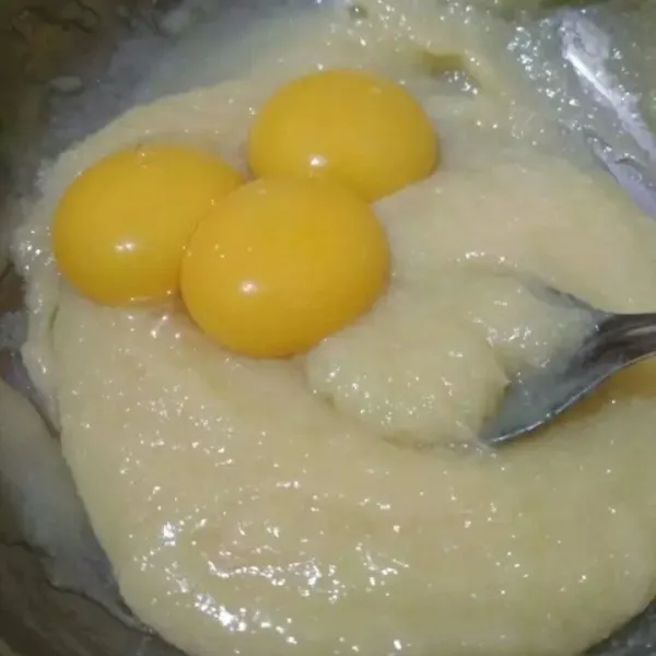 Tunggu hingga hangat tambahkan kuning telur aduk rata.