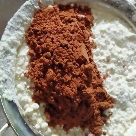 Saring tepung terigu bersama bubuk coklat aduk hingga rata.