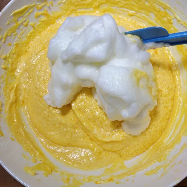 Mixer mentega dan gula halus dengan kecepatan tinggi hingga lembut. Masukkan kuning telur satu per satu (setelah 1 kuning telur tercampur baru masukkan 1 kuning telur yang lain) hingga tercampur rata. Masukkan putih telur sedikit demi sedikit, aduk perlahan hingga tercampur rata.