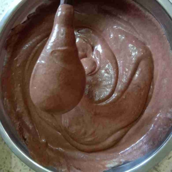 Ambil 1/3 adonan beri campuran coklat bubuk dan air panas dan pasta coklat aduk rata.